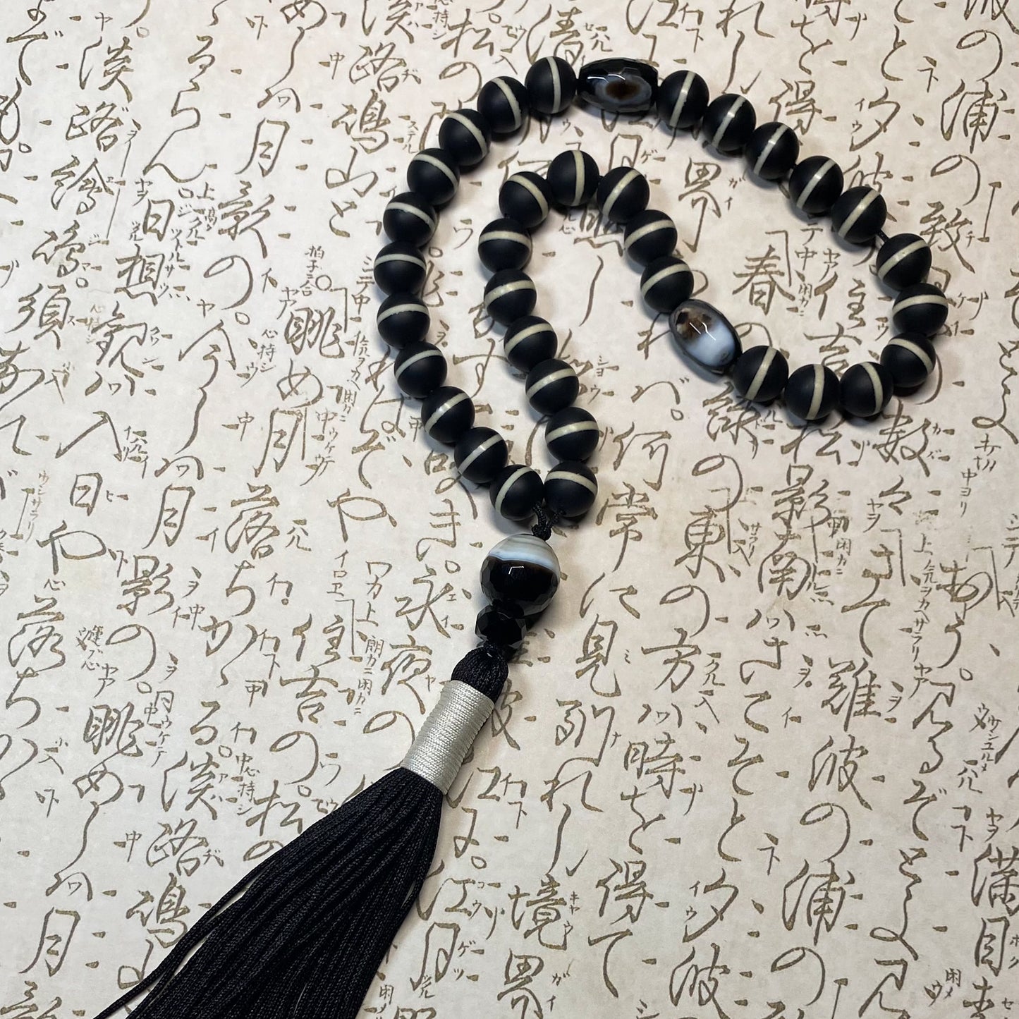8MM MATT WHITE & BLACK MEDICINE DZI PRAYER BEADS